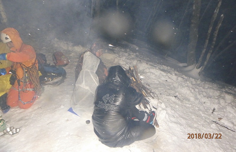 要救助者は寒さによる震えがひどかっため、現場救護所付近での焚き火で体を温めさせた。