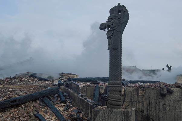 首里城鎮火後の大龍柱