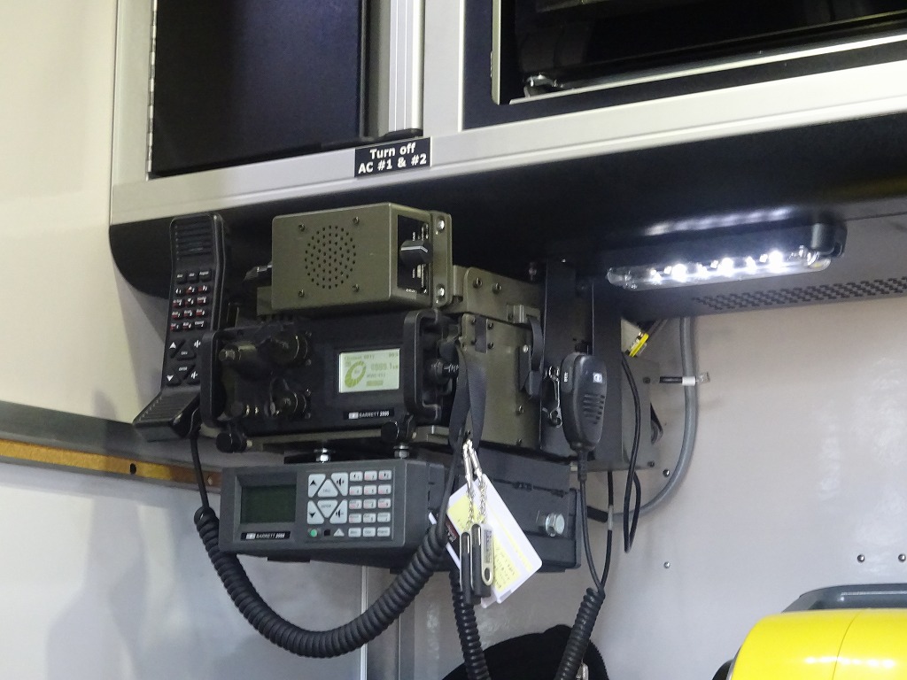 中継装置などインフラを必要としないHF帯軍用デジタル無線装置。途絶しない通信を確保できる。