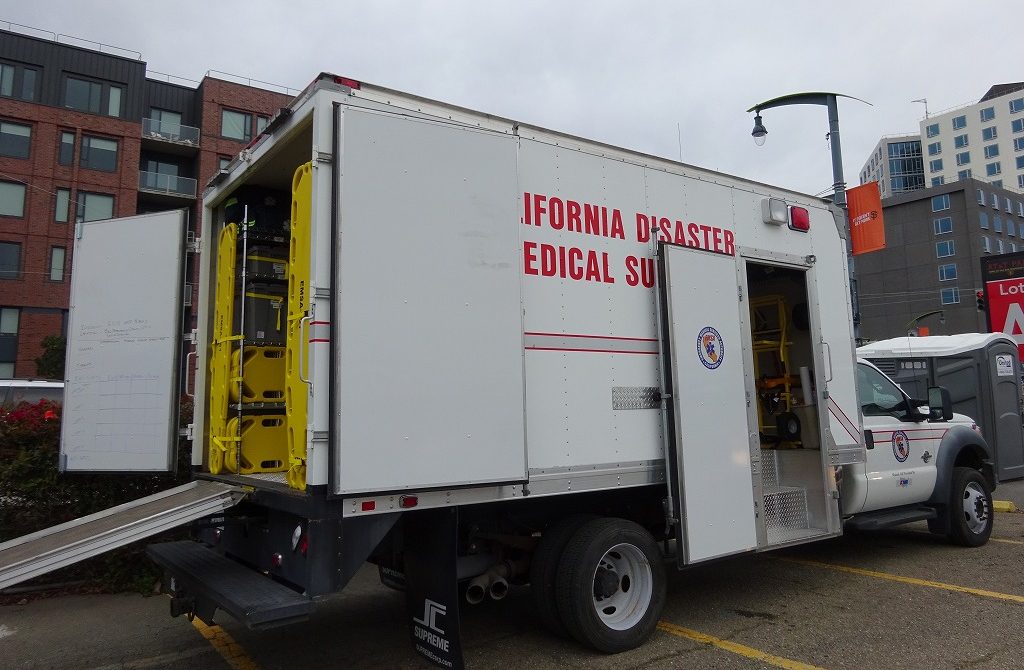 カリフォルニア州救急医療局多数傷病者発生事案（MCI：Mass Casuality Incident）対策車。大型イベントでは、このMCI対策車が配置され、事案対応に備える。MCI発生に対して迅速に傷病者をケアする体系を現場で構築するため、複数のトラウマキットが積載されている。