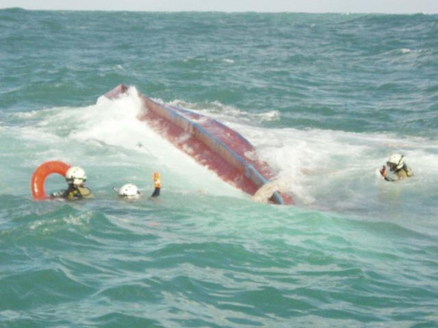 平成18年韓国漁船の転覆事故で船員捜索に向かう海上保安庁の特殊救難隊。