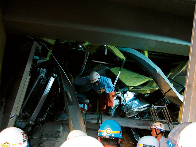 JR福知山線脱線事故ではもっとも被害の大きかった1両目から3名の生存者を救出した。