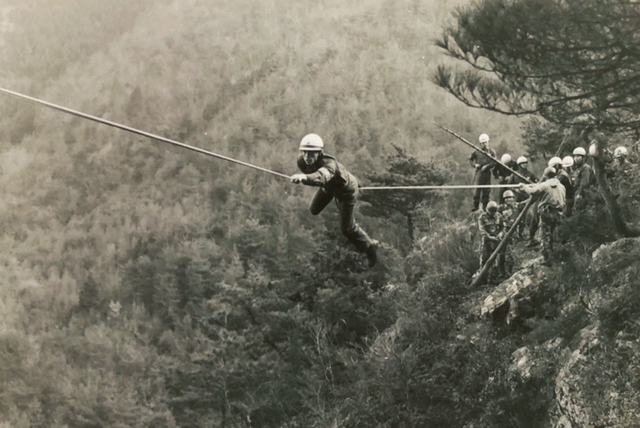 六甲山の山中でロープによる進入技術「セーラー渡過」を訓練する救助課程風景（昭和44〜47年の風景）。