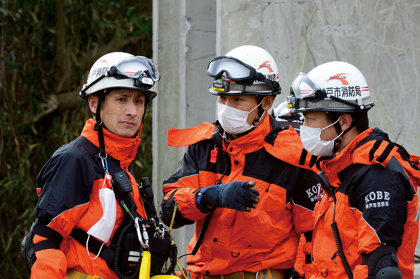 実践的震災訓練では救助隊員たちの強固なチームワークが随所で見られた。
