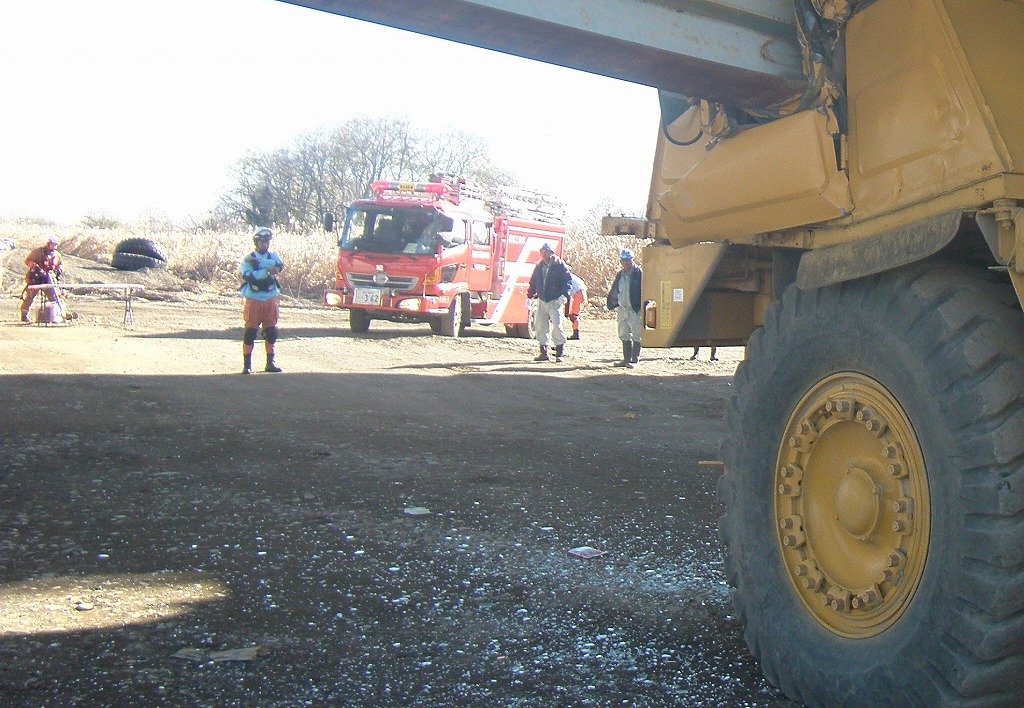 事故車両の正面、全体を俯瞰できる場所に指揮本部を設置（写真左）。工事関係者が見守るなか、救助隊長は救出方法を練る。