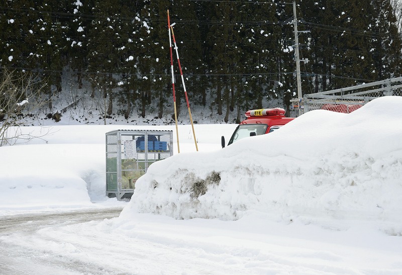 交差点付近に除雪によりできた雪壁などがあると、周辺の車両に消防車両や赤色灯が見えにくい。