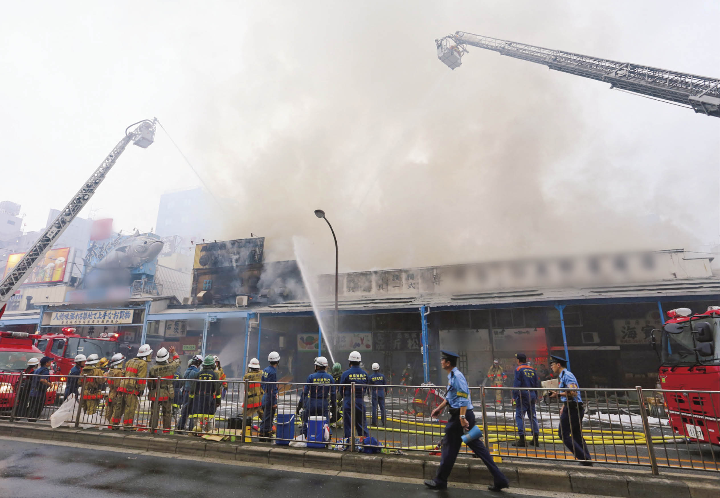 通報から1時間で出火元の建物の火勢は制圧しつつあるものの、隣接する建物から煙が上がっている。（写真/東京消防庁）