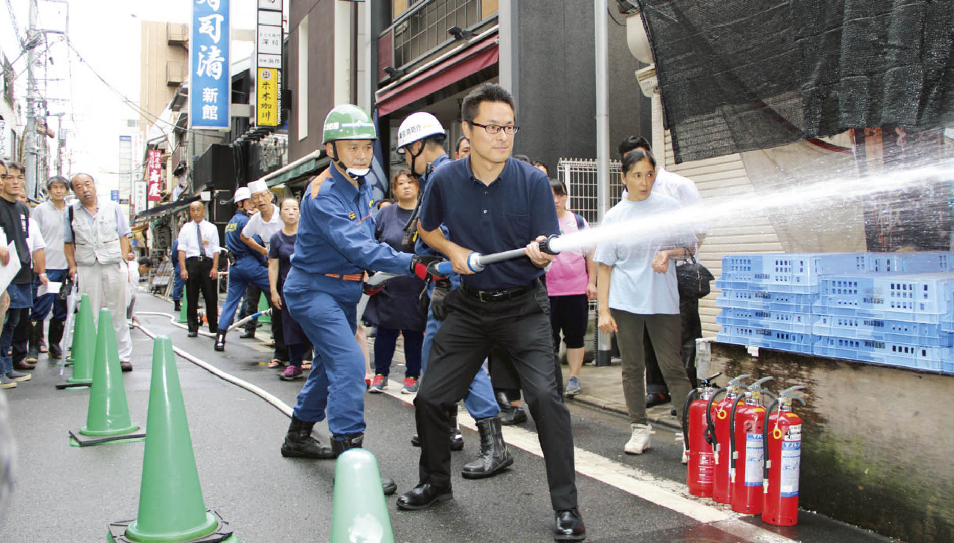 京橋消防署が、築地場外市場商店街振興組合と年に1回行っている初期消火訓練。（写真/東京消防庁）