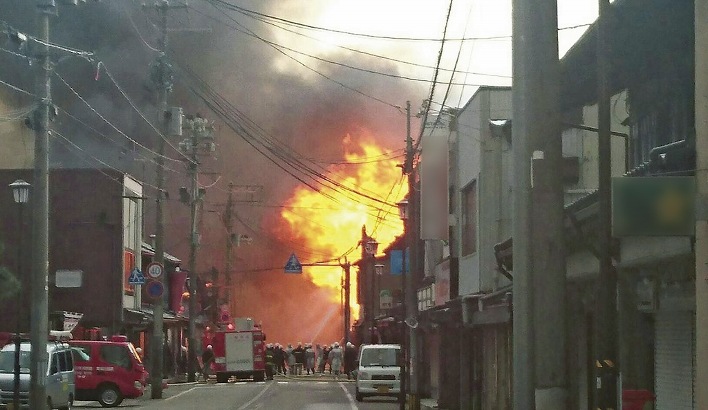 放水もむなしく、強風にあおられて燃え広がっていった。写真：糸魚川市提供
