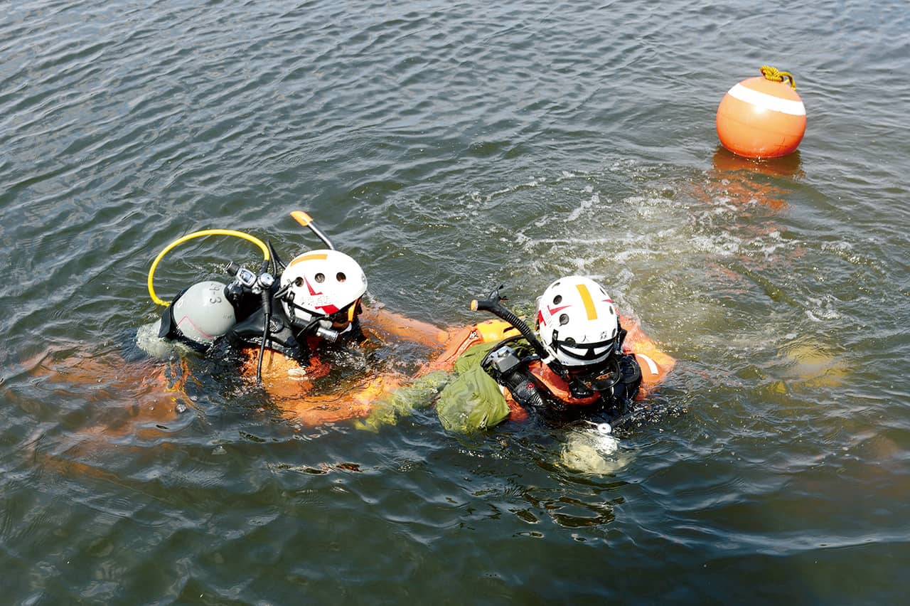 潜水中の隊員が要救助者1名を抱えて浮上