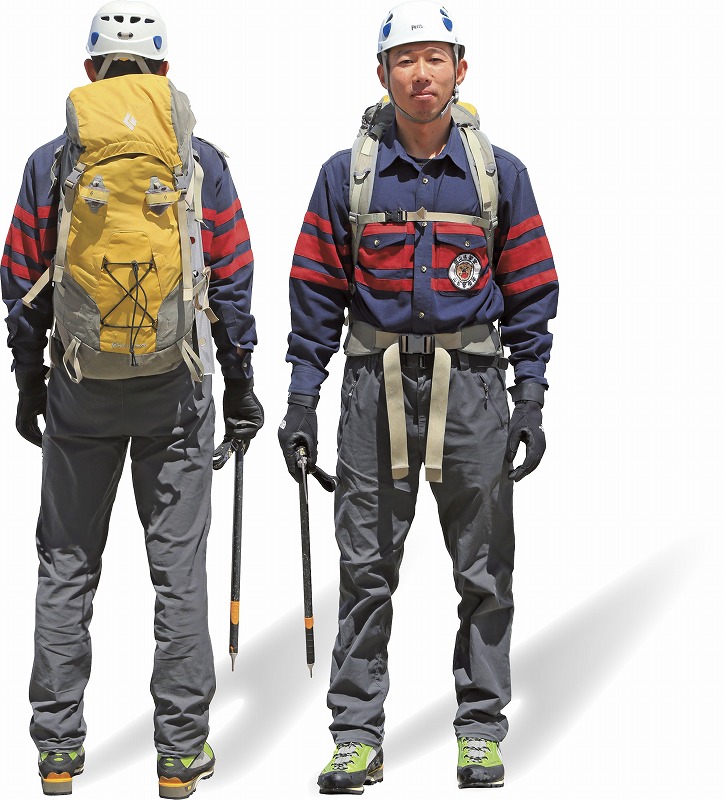 活動しやすい隊服に、登山・現場装備一式を装着。
