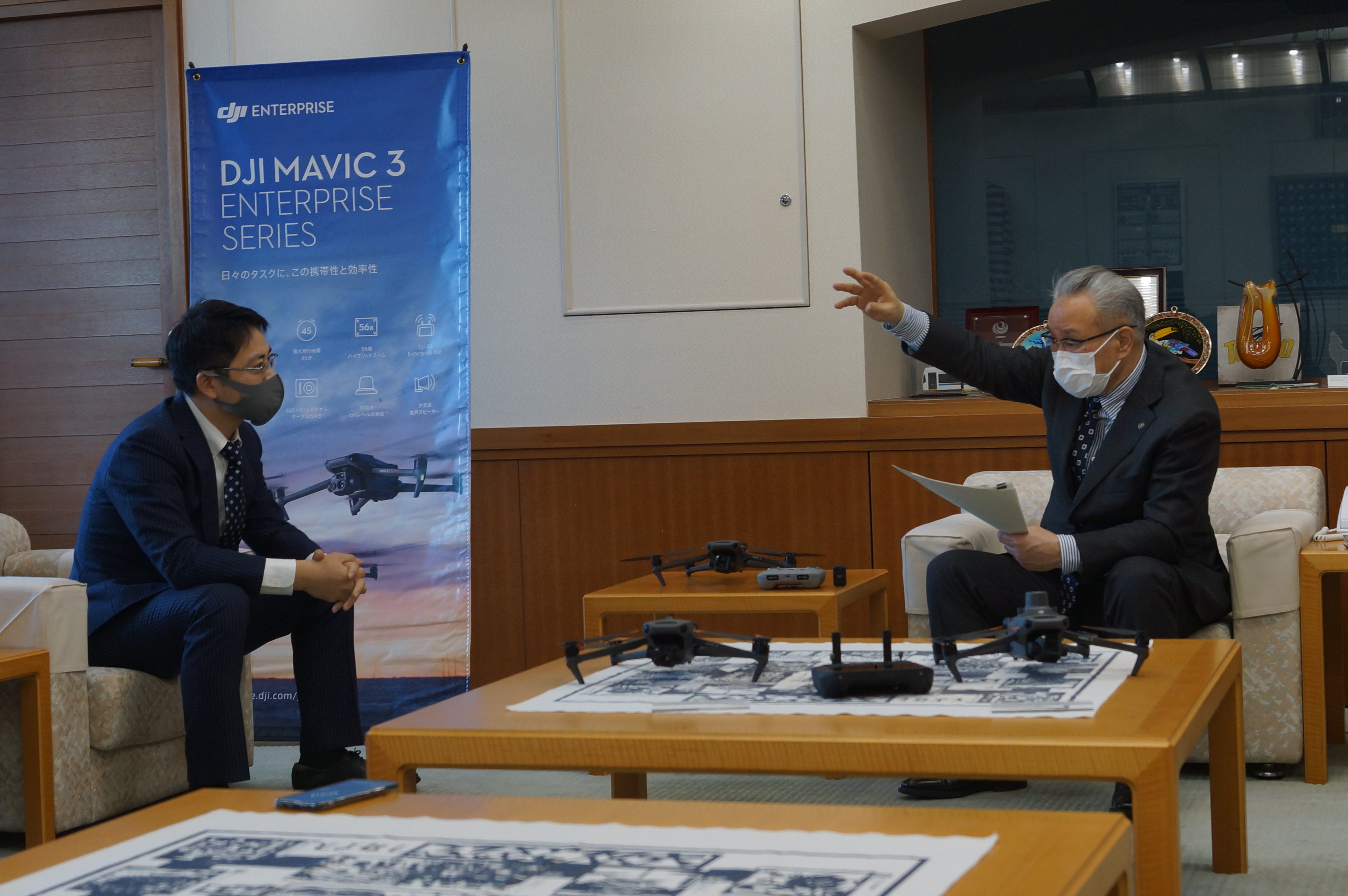 ドローン活用のための協定を結ぶことになったいきさつや狙いについて話す浅井市長（右）と呉代表（左）