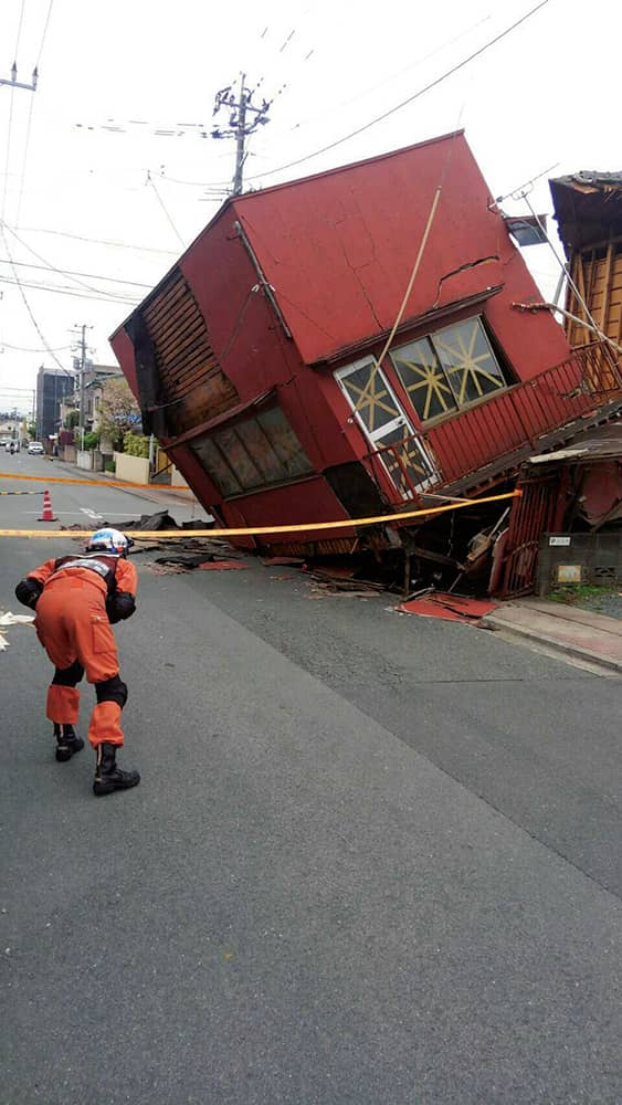 余震の続く中で、倒壊危険性の高い建物には容易に近付けない