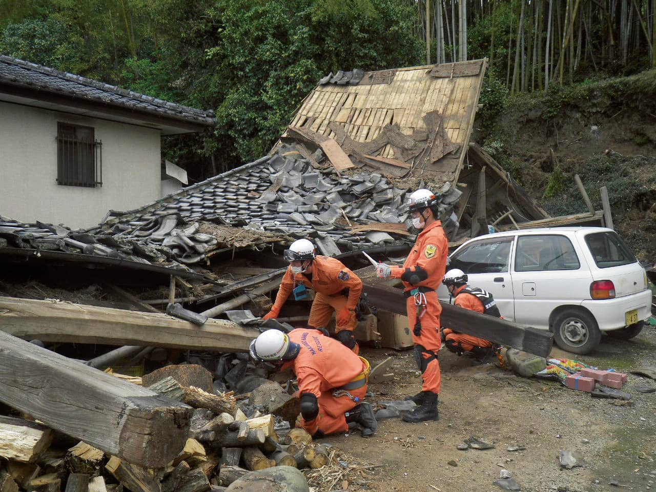 要救助者捜索、倒壊家屋調査などの活動を行う香川県大隊