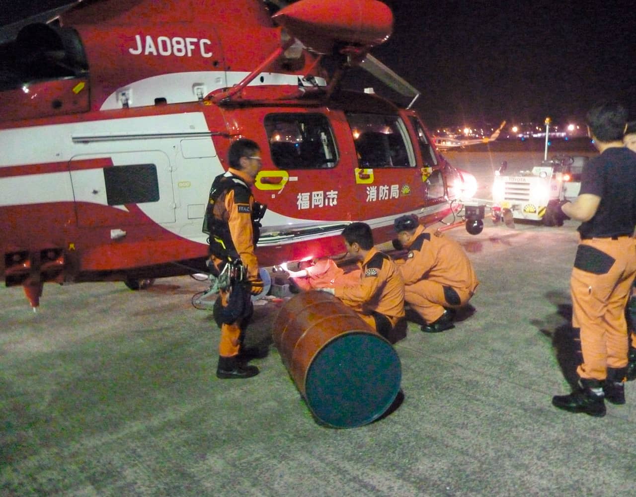福岡空港で積載燃料の調整を行う福岡市消防航空隊