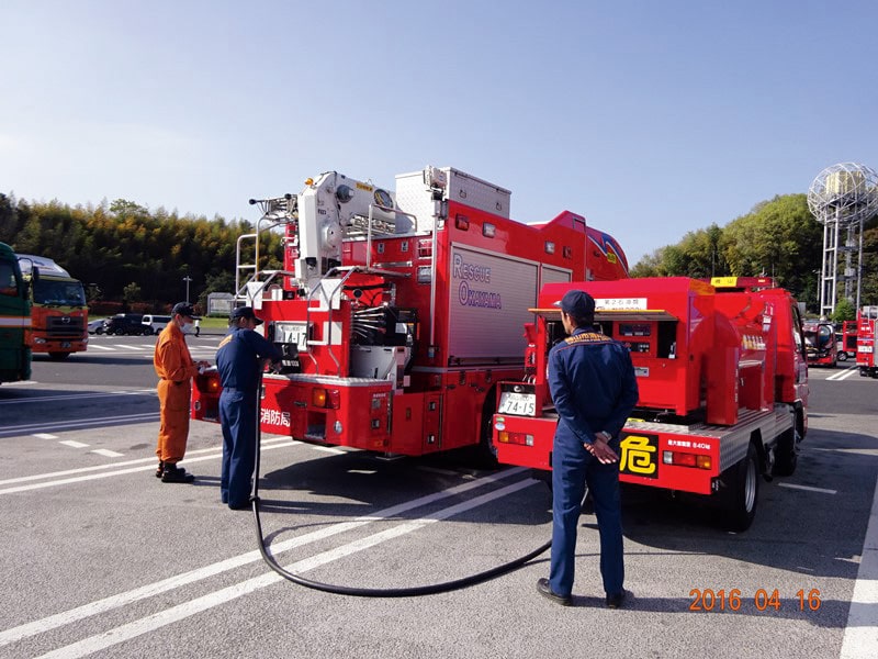 4月16日朝、進出拠点で燃料補給車による給油作業を行う岡山市消防局