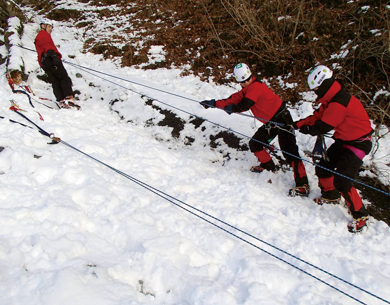 雪上での引き揚げ救助訓練