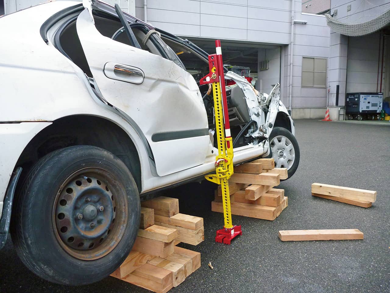 福岡市消防局での車両救助訓練にて。