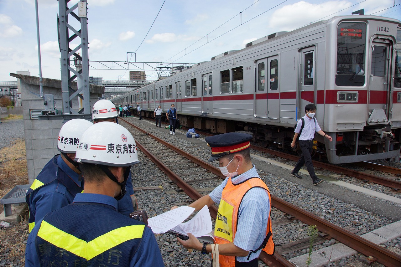 震災による鉄道車両脱線を想定<br>東京消防庁板橋消防署が複数機関と大規模災害対応訓練