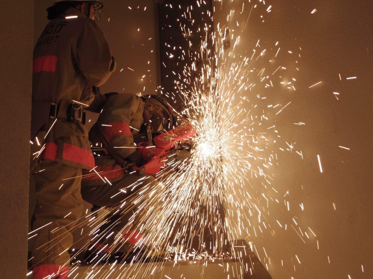 ドア開放技術などをベテラン職員から学ぶ<br>東京消防庁四谷消防署が消防破壊訓練
