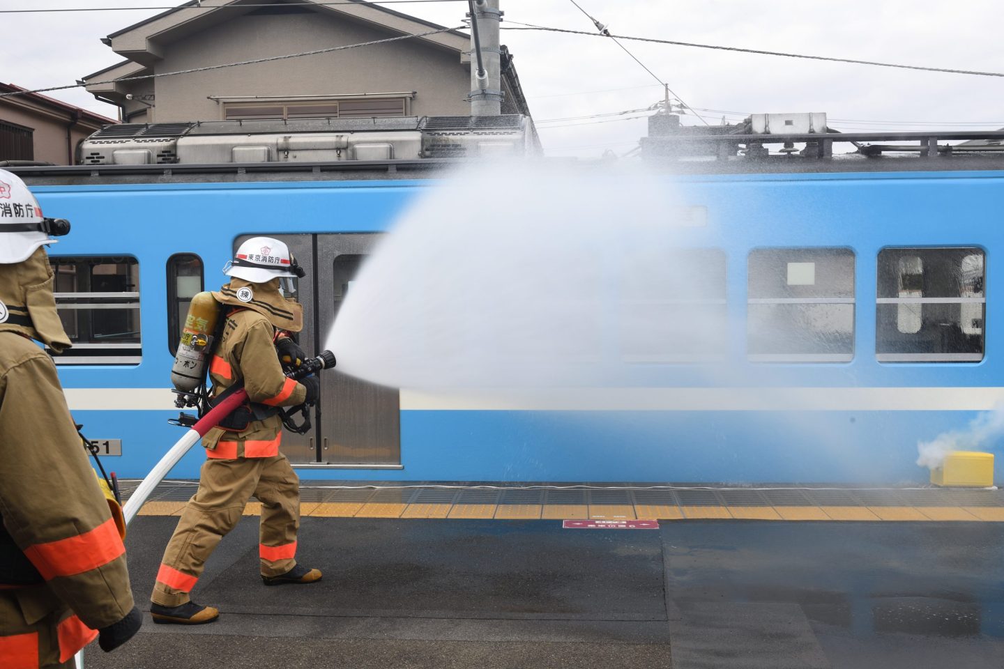 電車内でのテロ災害に備え、<br>東京消防庁練馬消防署が警視庁、西武鉄道と合同訓練