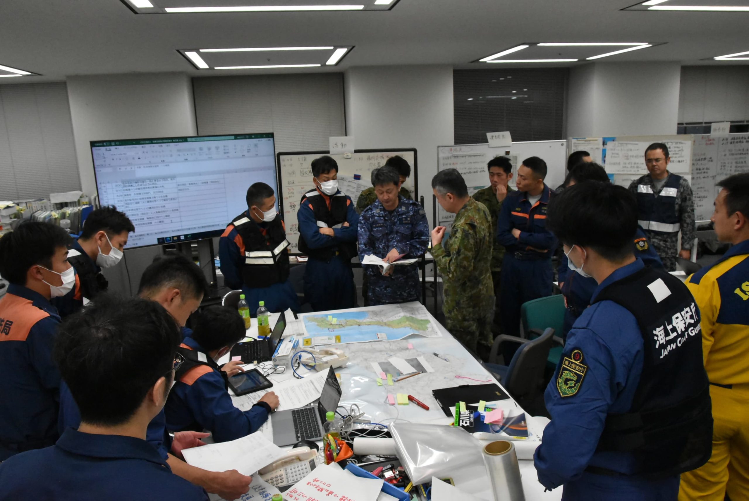 石川県庁内に設置された調整本部で、統括指揮支援隊が自衛隊や海上保安庁などの外部機関との調整を行う写真
