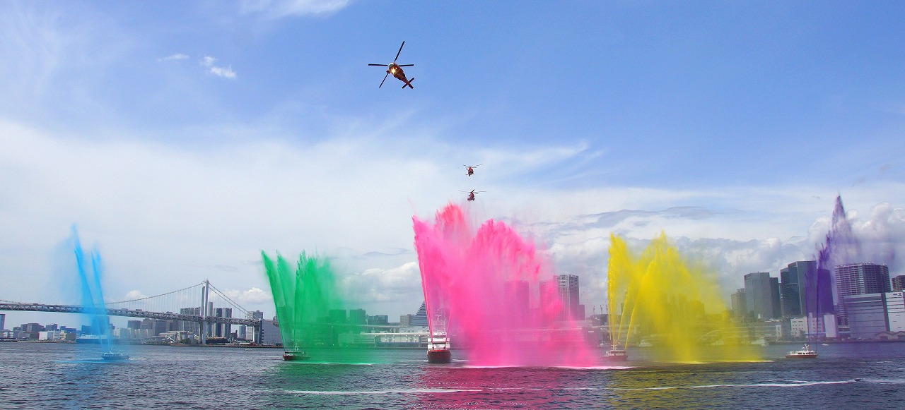 東京消防庁が5年ぶりに「水の消防ページェント」を開催<br>大規模消防演技に歓声が沸き起こる！