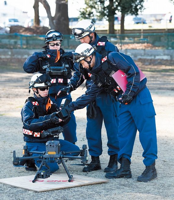 消防組織がドローンを活用する場合、民間企業の利活用とは違って組織の規模が同じくらいだとしても、地形や地域の特性によって運用方法が異なる。