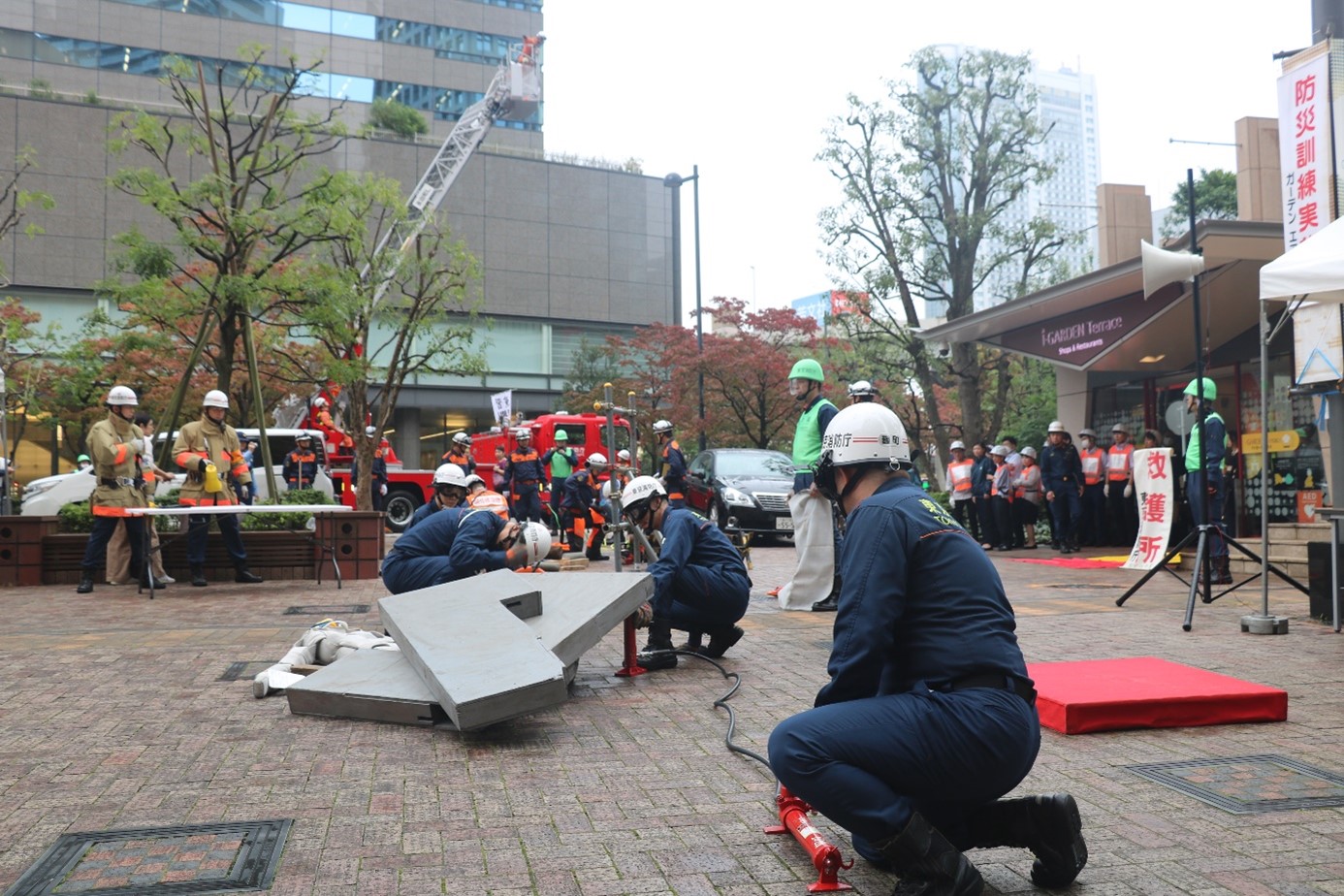 「訓練の重要さを実感」<br>消防・警察・事業所が連携した消防演習<br>―東京消防庁麴町消防署―